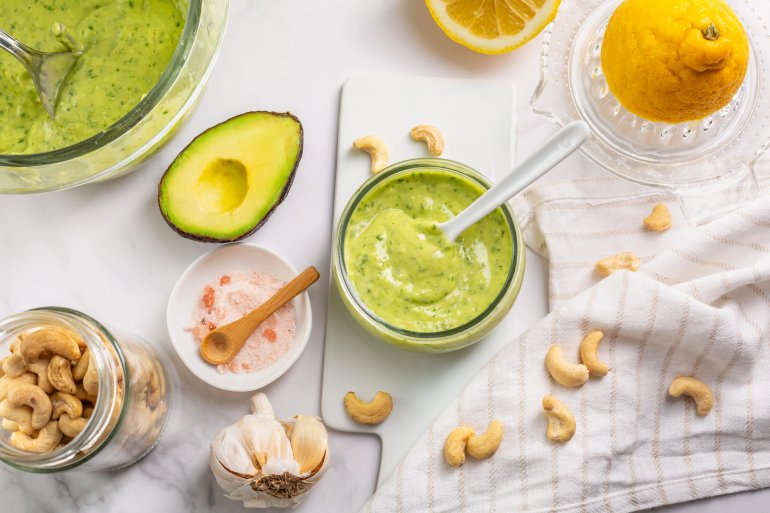 Соус із&nbsp;авокадо та&nbsp;зелені