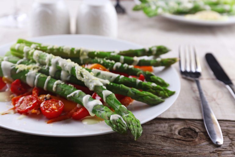 Спаржа під сиром скамуватиме з&nbsp;м’ясом і&nbsp;рибою