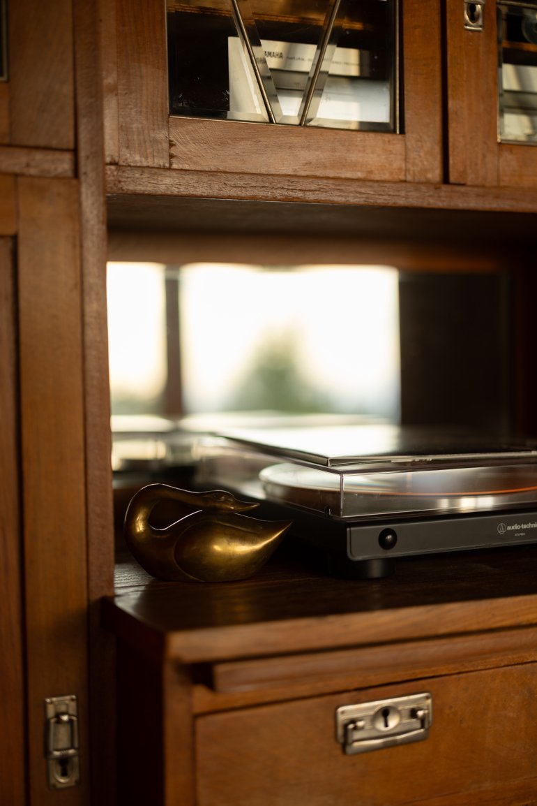 У&nbsp;кожному будинку також є&nbsp;колекція вінілу й&nbsp;програвач