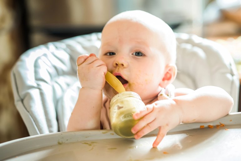 Педіатри радять дозволяти дітям самостійно знайомитися з їжею