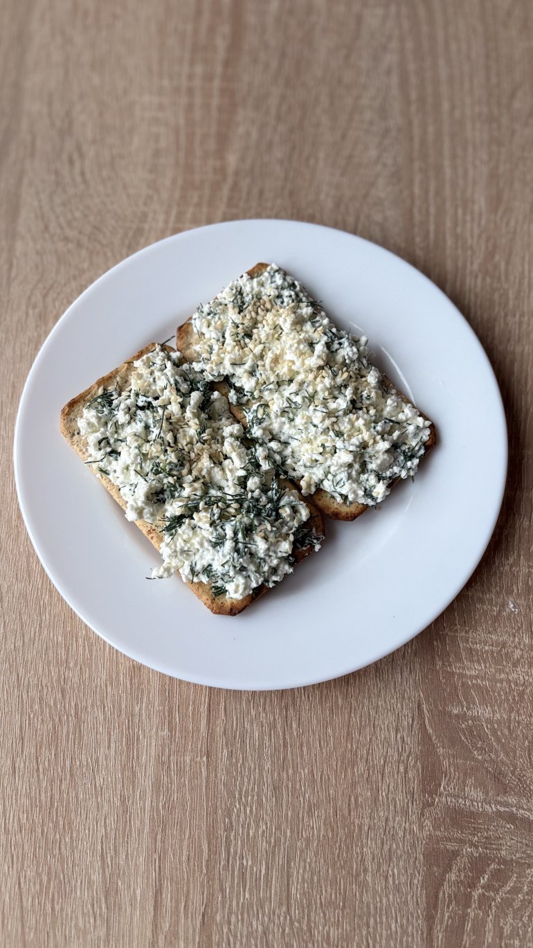 Хрусткі хлібці з&nbsp;сиром і&nbsp;зеленню