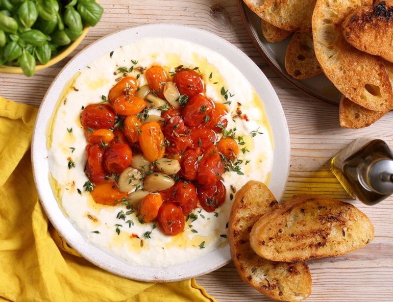 Томати конфі з&nbsp;буратою. Джерело: abelandcole.co.uk