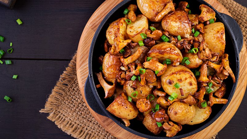 Ингредиенты для жареной картошки с грибами (на 3 порции):