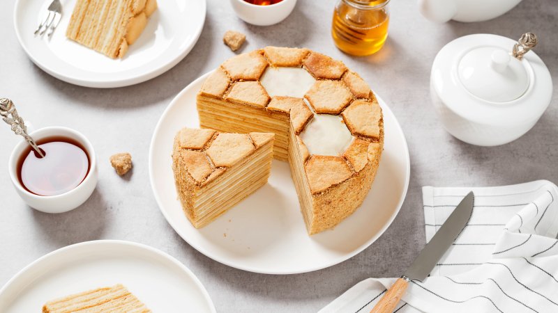 Ароматный кефирный медовый торт