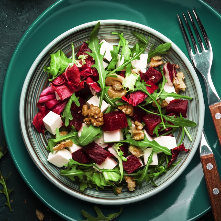 Салат з буряком, фетою, горішками і цибулею