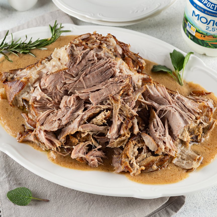 Свинина в молоці