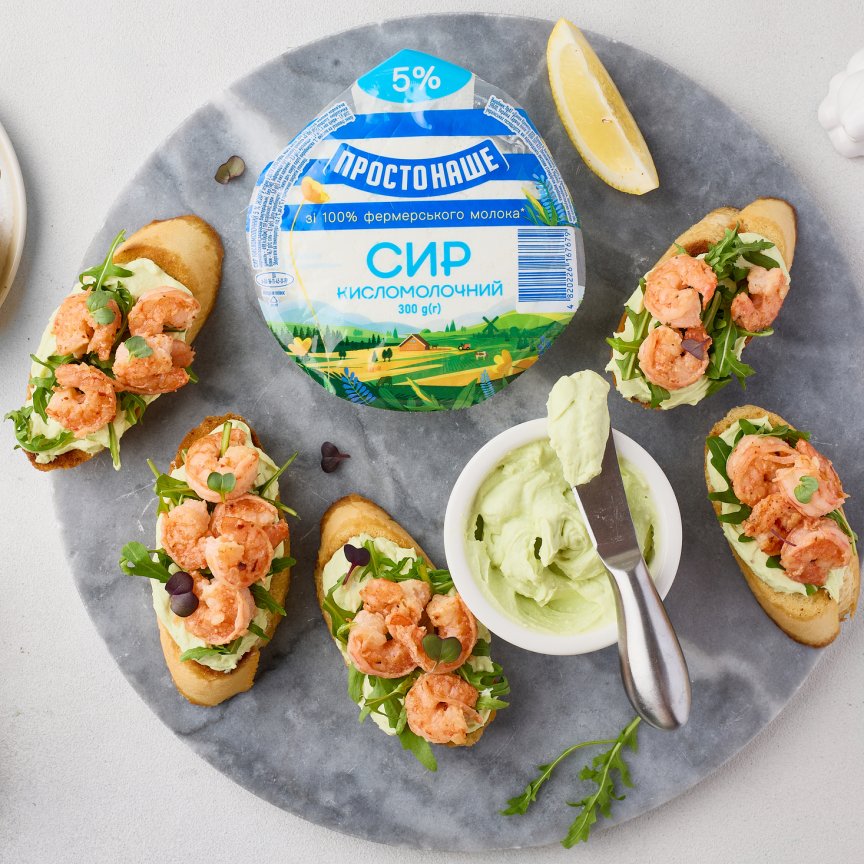 Брускети з креветками й кремом з авокадо та сиру