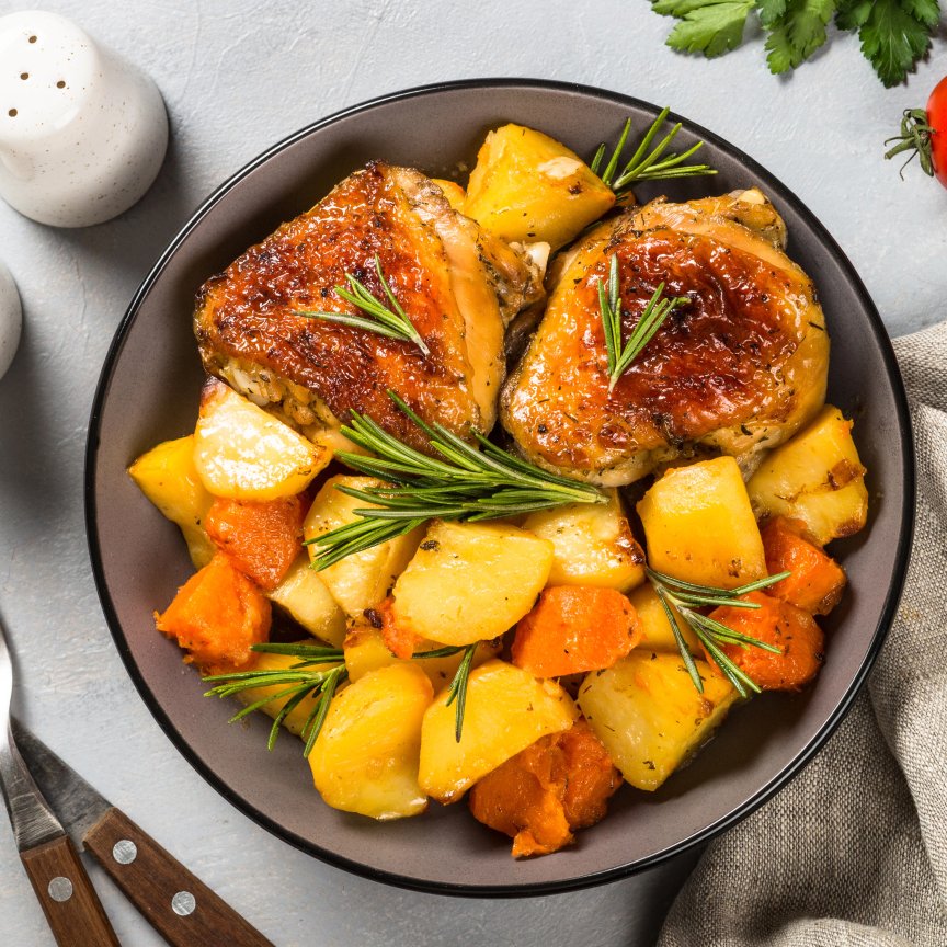 Курка, запечена з овочами