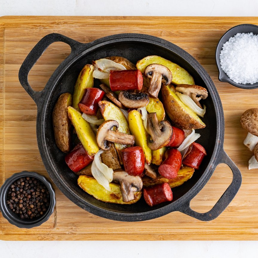 Картопля з ковбасками й грибами