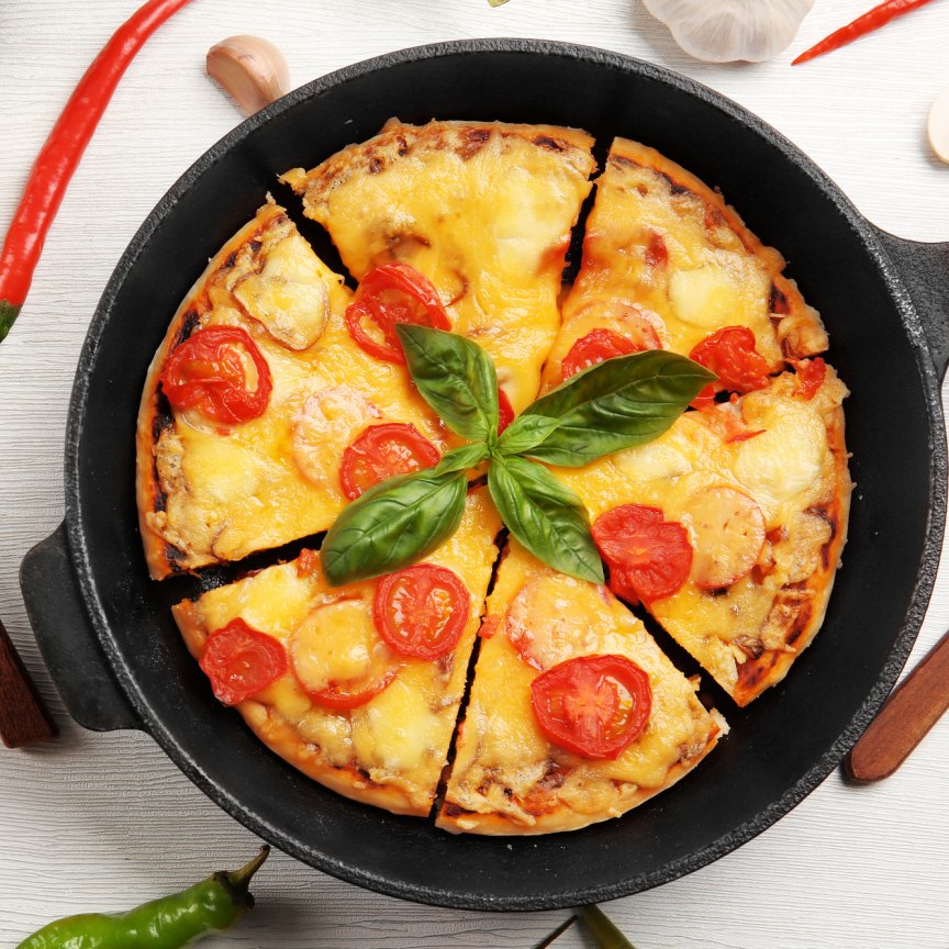 Піца з помідорами та сиром