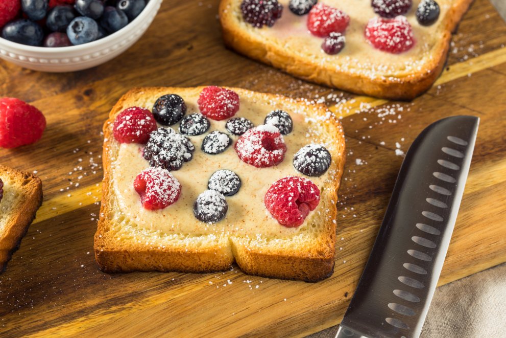 Yogurt toast with berries / © Depositphotos